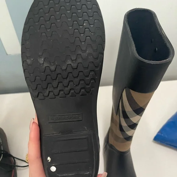 Lightly worn Burberry rain boots! - Picture 6 of 9